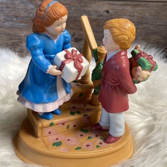 Avon Vintage 1984 Christmas Memories Figurine, Celebrating the Joy of Giving - Picture 8 of 15
